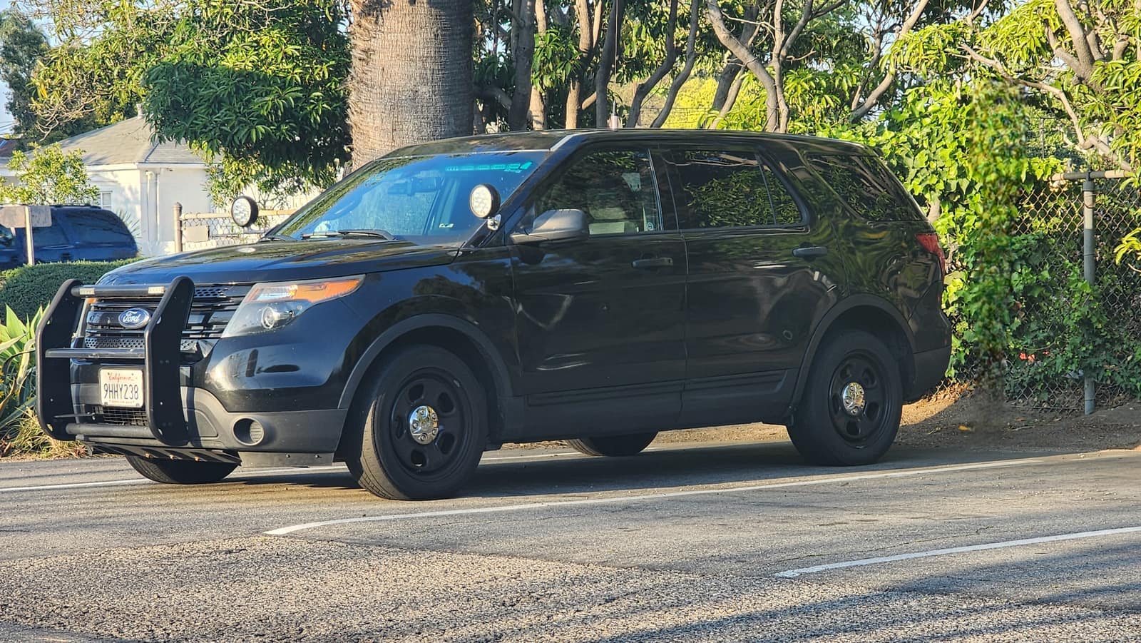 Unmarked Explorer on a daytime post